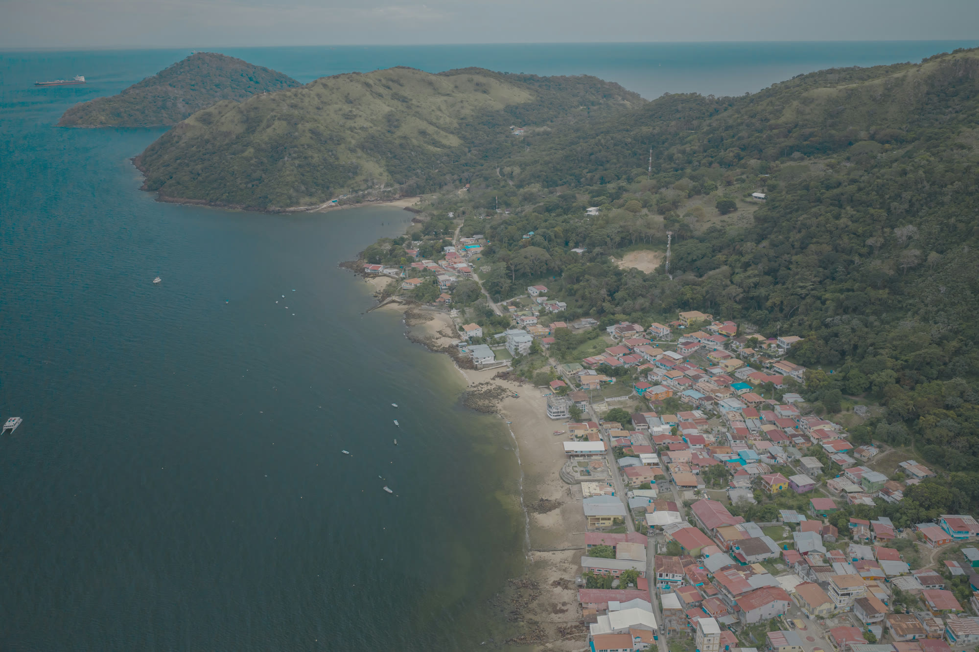 Así la llamaron en 1515. Doce millas al sur de la ciudad — una bahía sin carros, una iglesia colonial, y la sensación rara de que el tiempo aquí corre distinto.